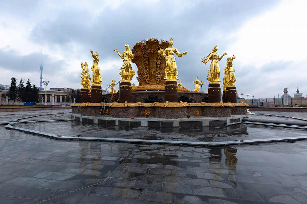 Скульптуры на фонтане «Дружба народов» вновь засияли золотом на ВДНХ