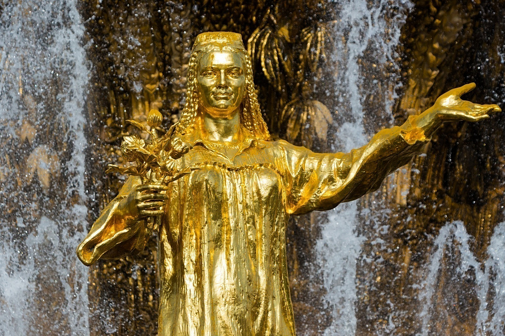 Шесть килограммов сусального золота и 16 недель кропотливой работы: завершена реставрация скульптур фонтана «Дружба народов»